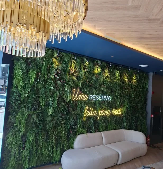 Jardim vertical em ambiente comercial sofisticado