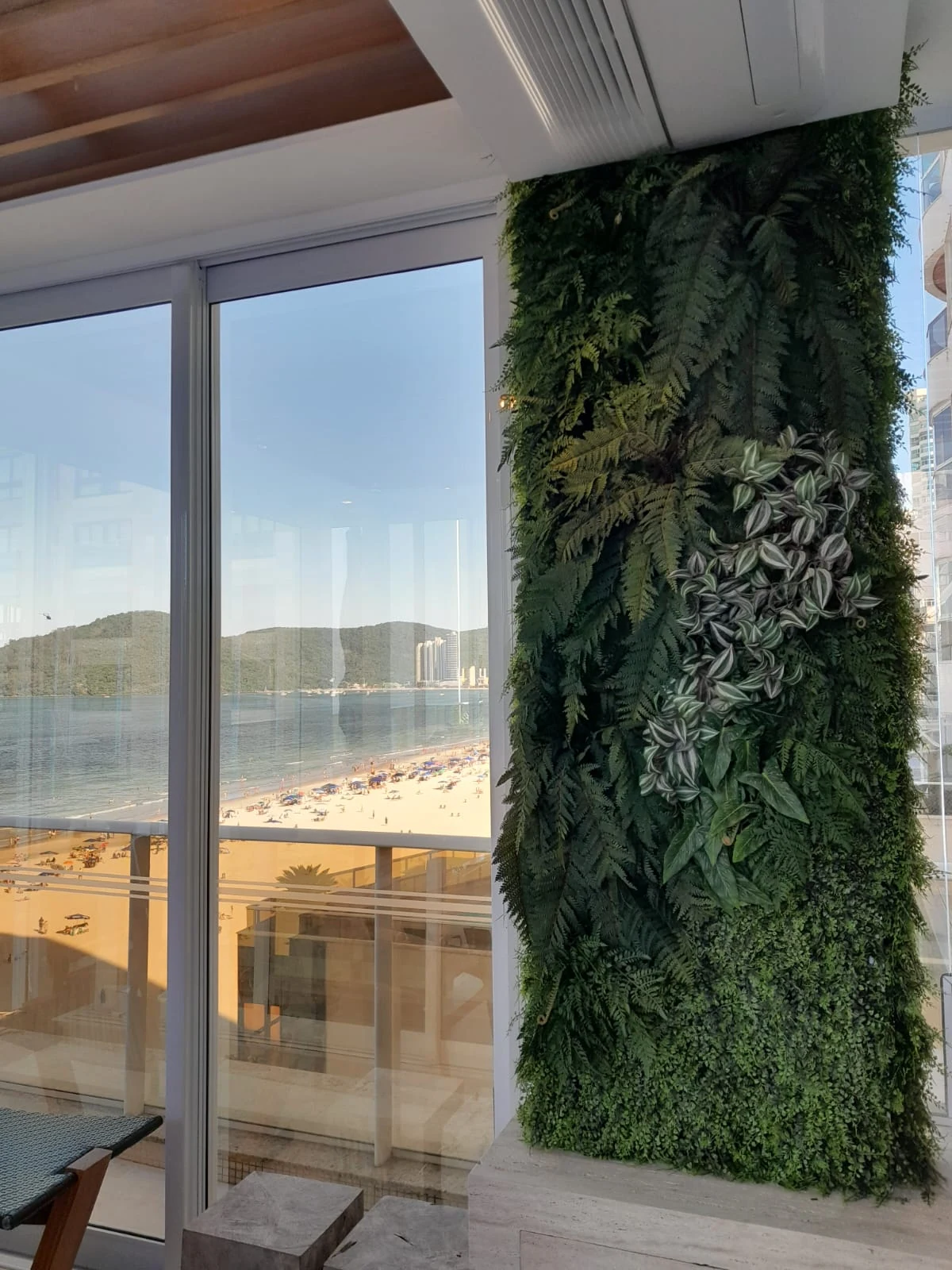 Jardim vertical permanente diante da vista para a praia