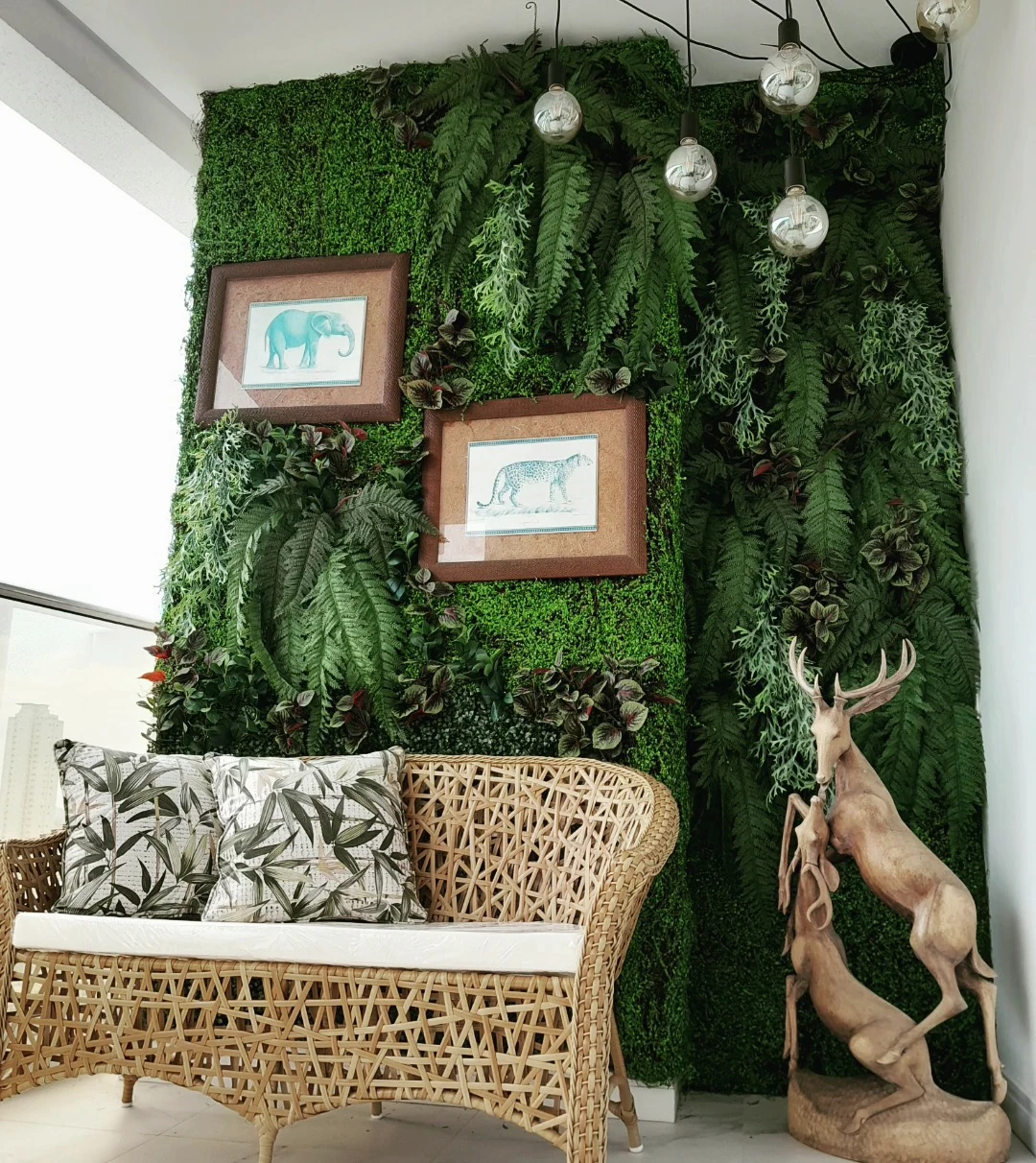 Jardim vertical permanente integrado à decoração de uma varanda