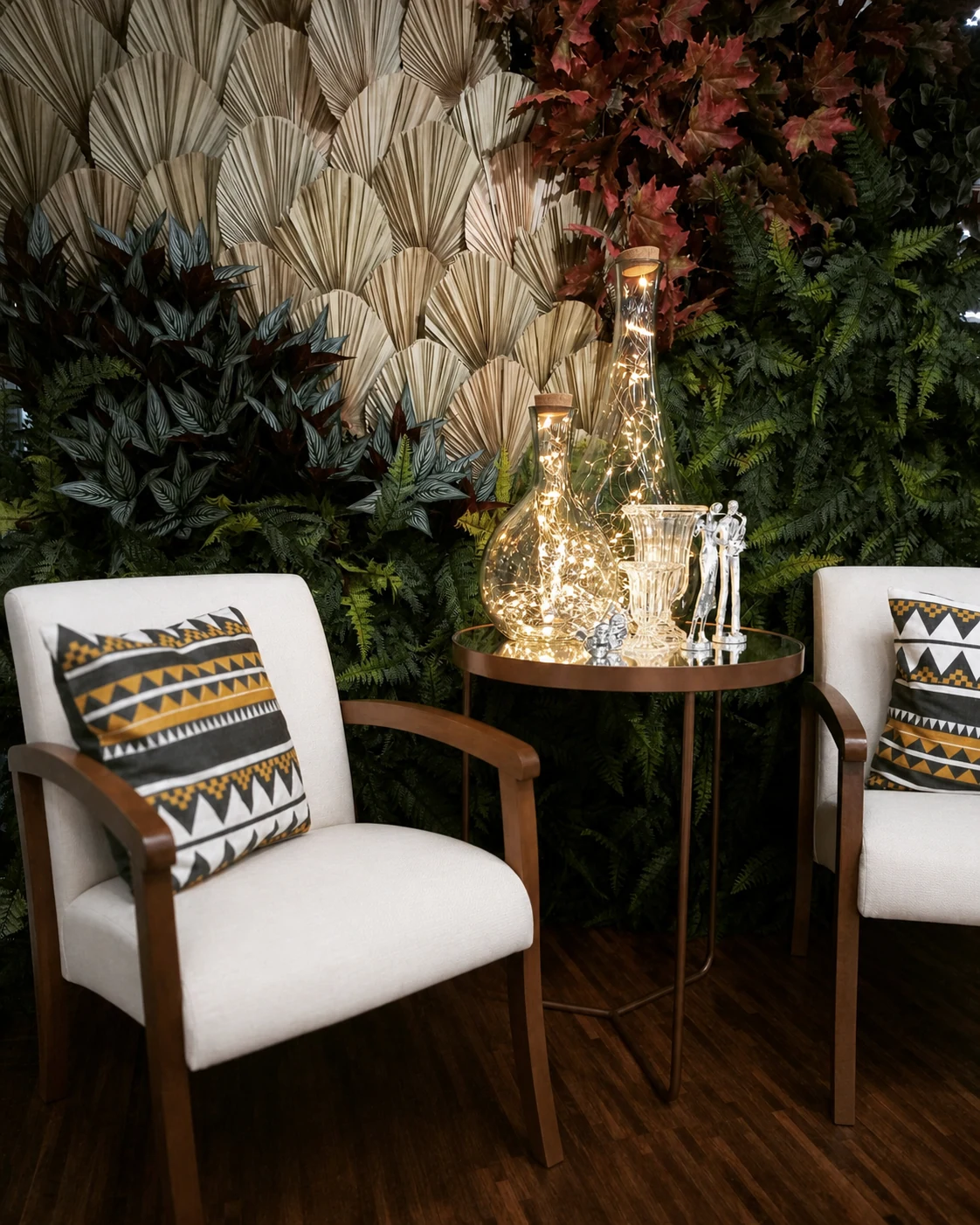 Ambientação botânica com folhagens, fibras naturais e iluminação decorativa