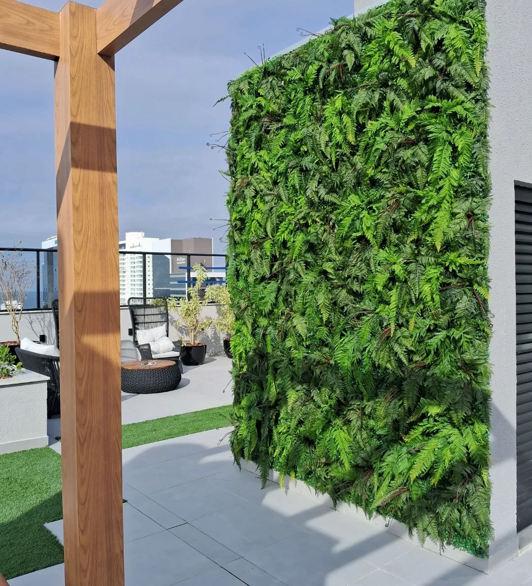 Jardim vertical permanente integrado a rooftop contemporâneo